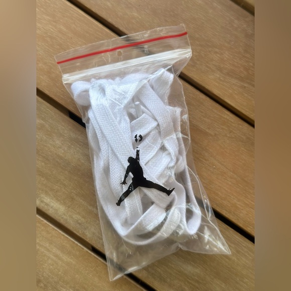 WMNS JORDAN 1 LOW SE “MIGHTY SWOOSHERS” - Picture 3 of 10